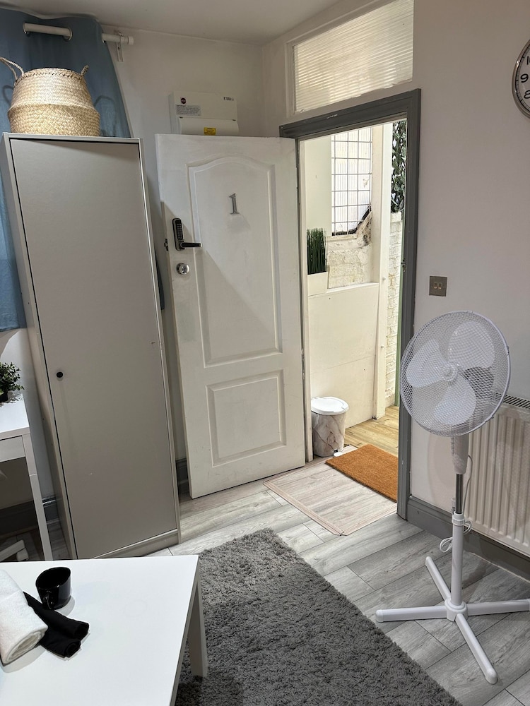 Studio Sleeps 3 - Outdoor Space - Pet Friendly