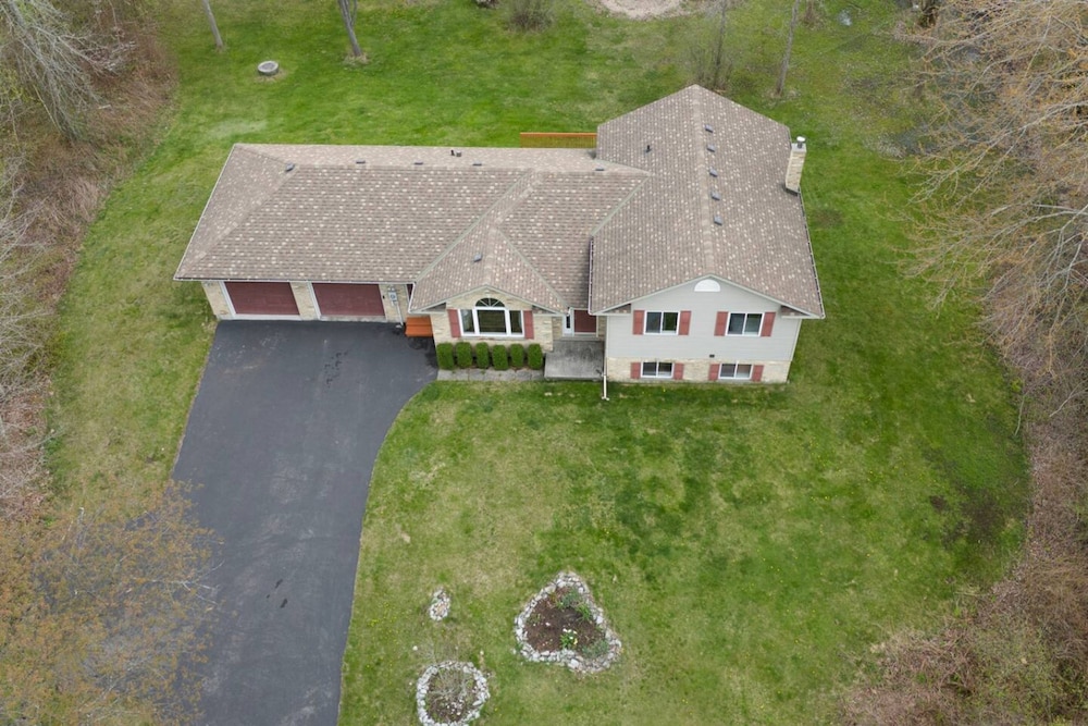 Cozy 4BR Retreat in Quinte West BBQ Backyard