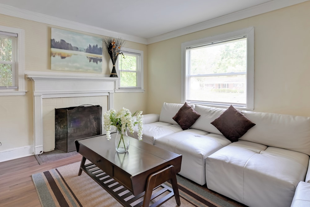5 Mi to Uptown: Charlotte Hideaway w/ Yard