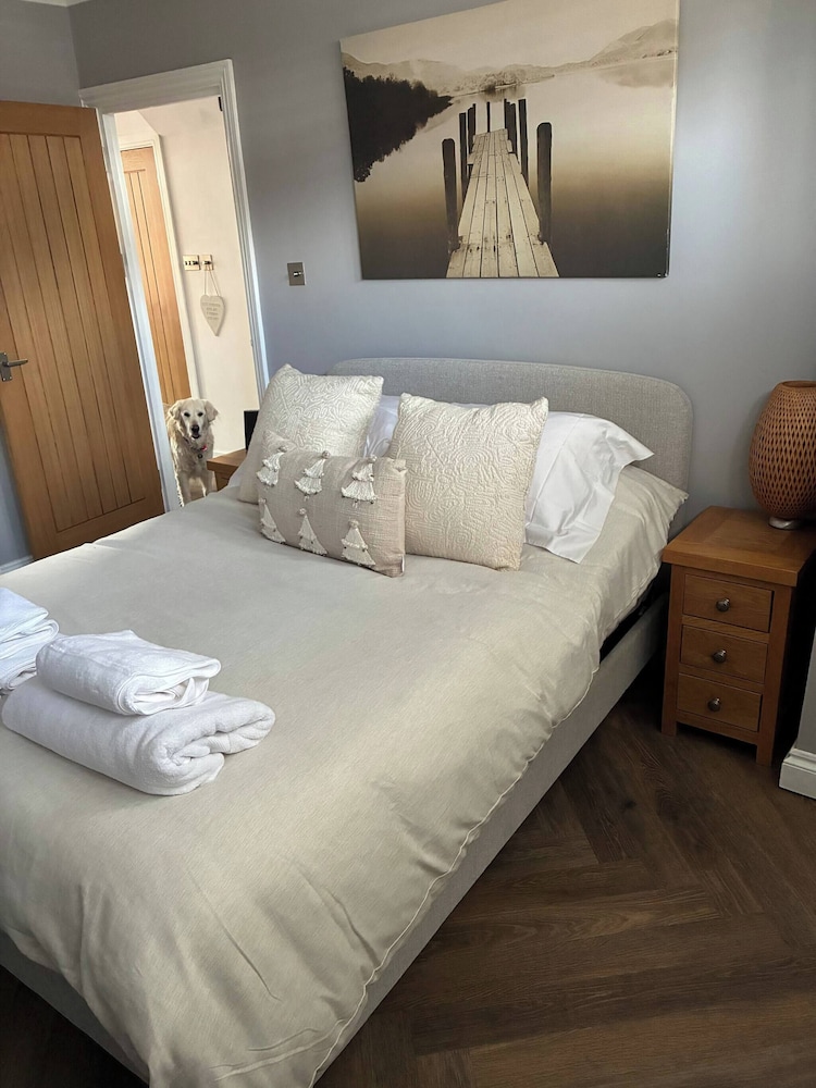 Spacious 4-bed House Close to LHR and London