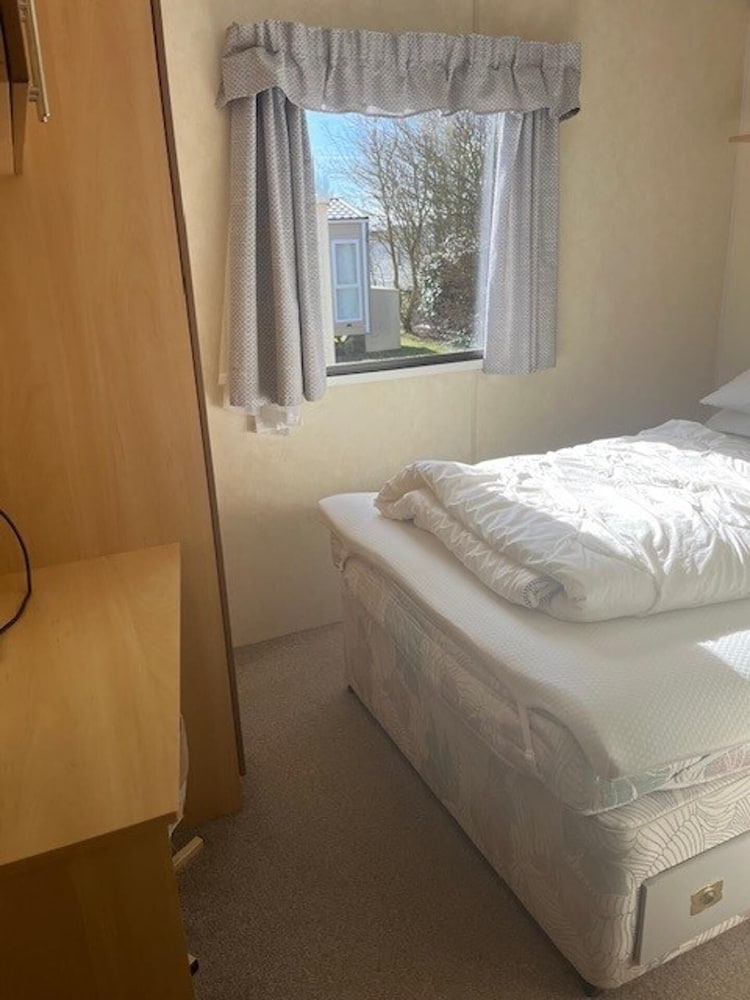 3-bed Seaside Holiday Home -pet Friendly & Parking