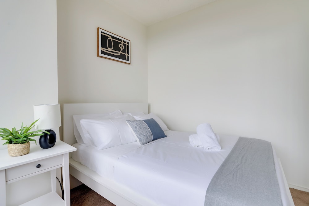 Airport Proximity- Apt in Crystal City