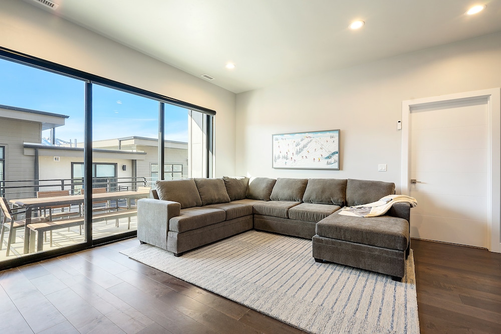 Hideout Haven: Luxe Retreat w/ Lake View & Hot Tub view 4