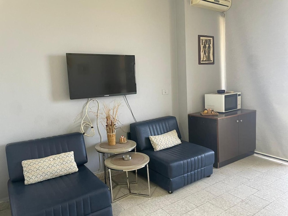 1 Bed Flat - Sleeps 2 - Pets - Pool - Smoking view 5
