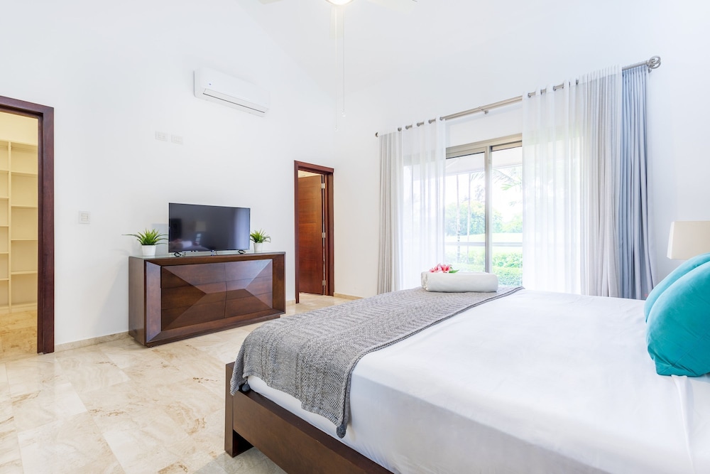 Villa Desiree 5BR Cocotal Luxury Villa Pool Maid
