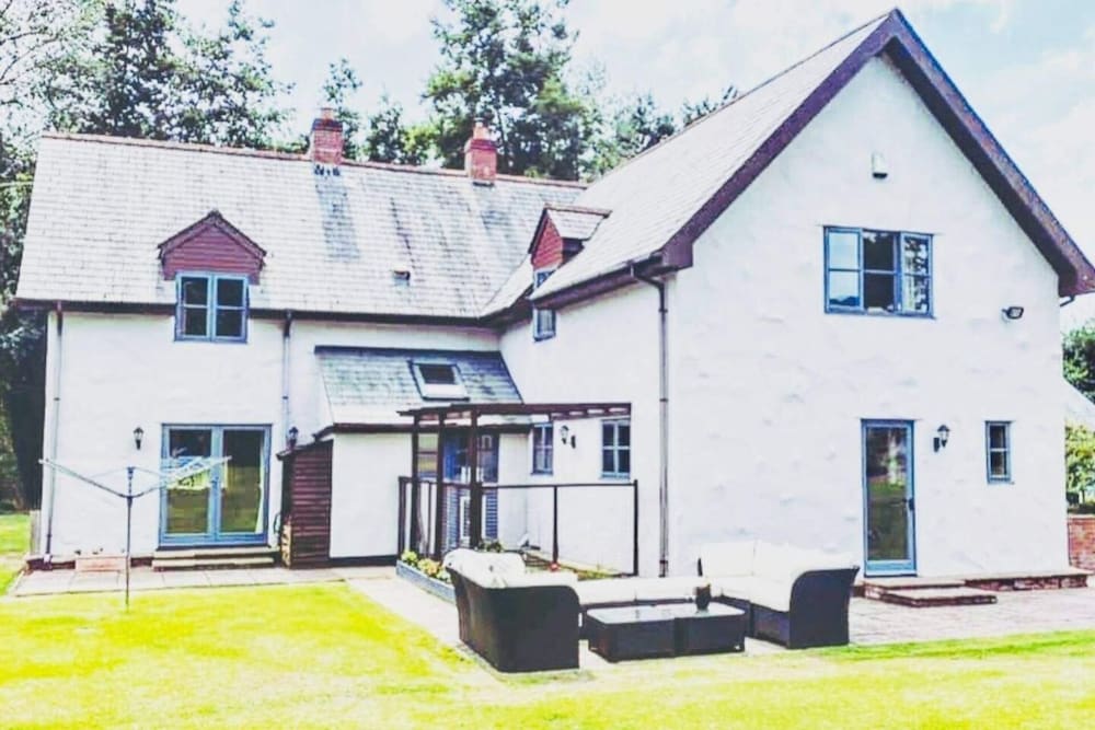5-bed Home - Sleeps 12, Pool, Garden & Play Area