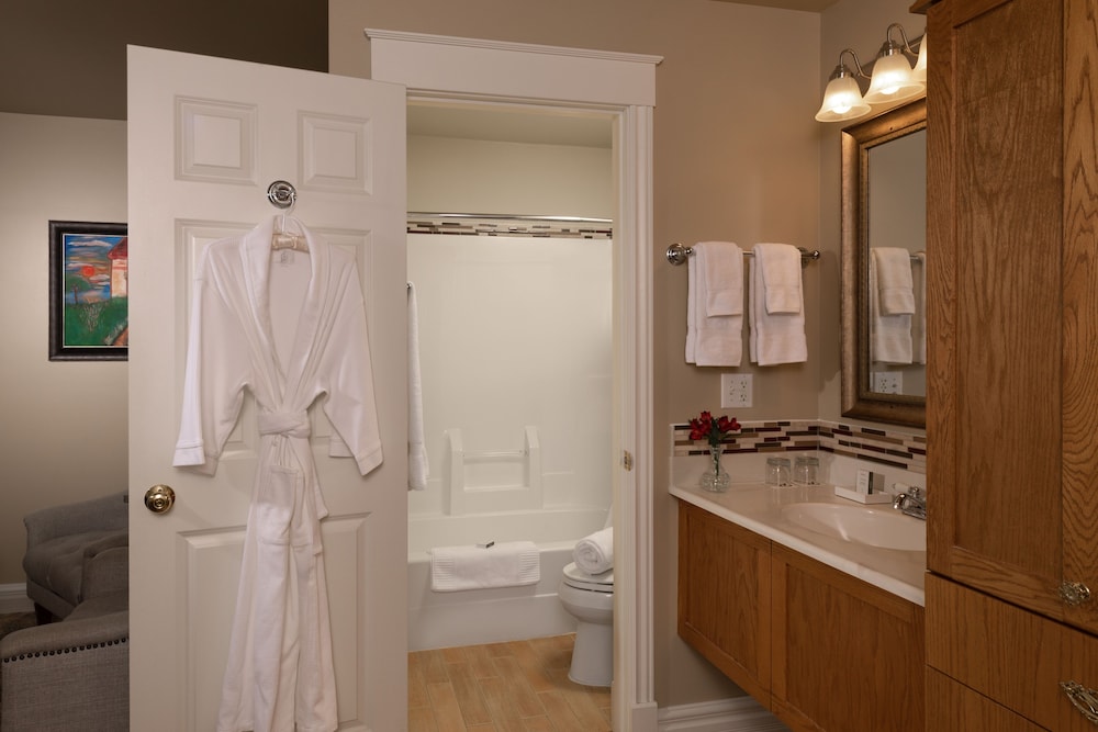 The Oakwood Inn Okoboji - Adults Only