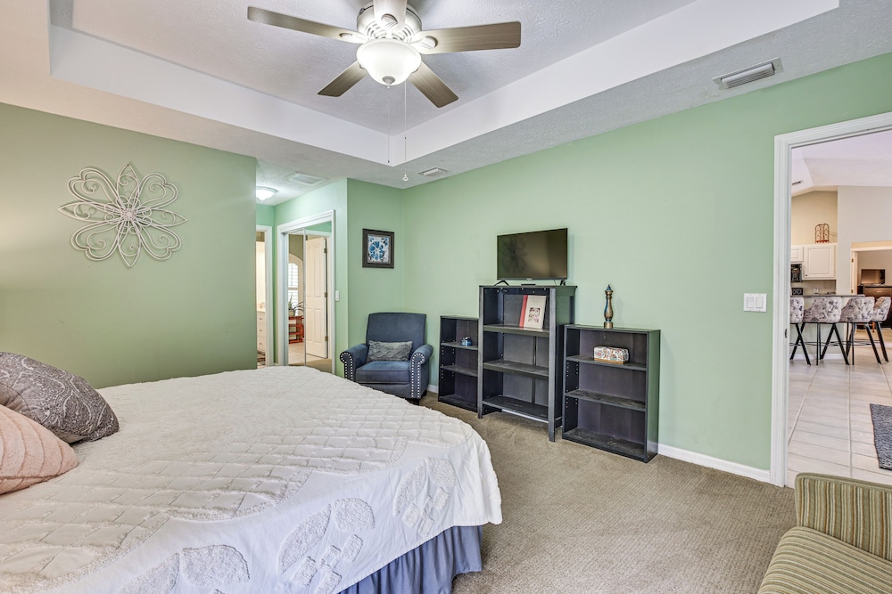 Dog-friendly Home, Lake Henderson Across Street!