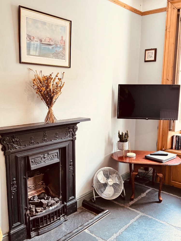 Old Locksmith Cottage Sleeps 6 - Pets Welcome