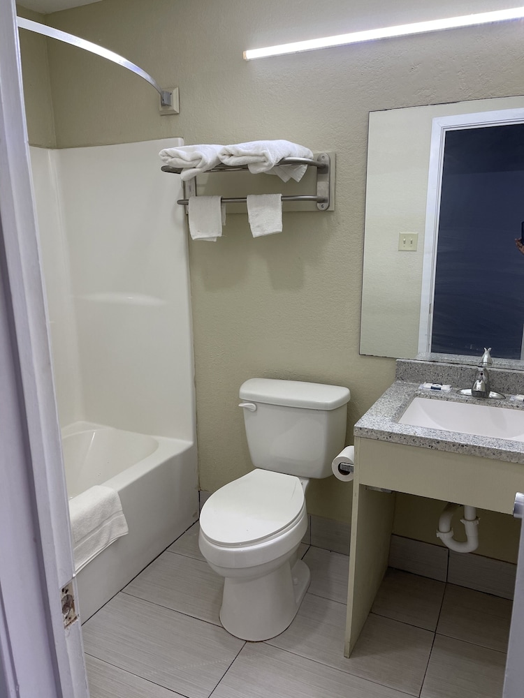Americas Best Value Inn Alexandria - Property Image 2