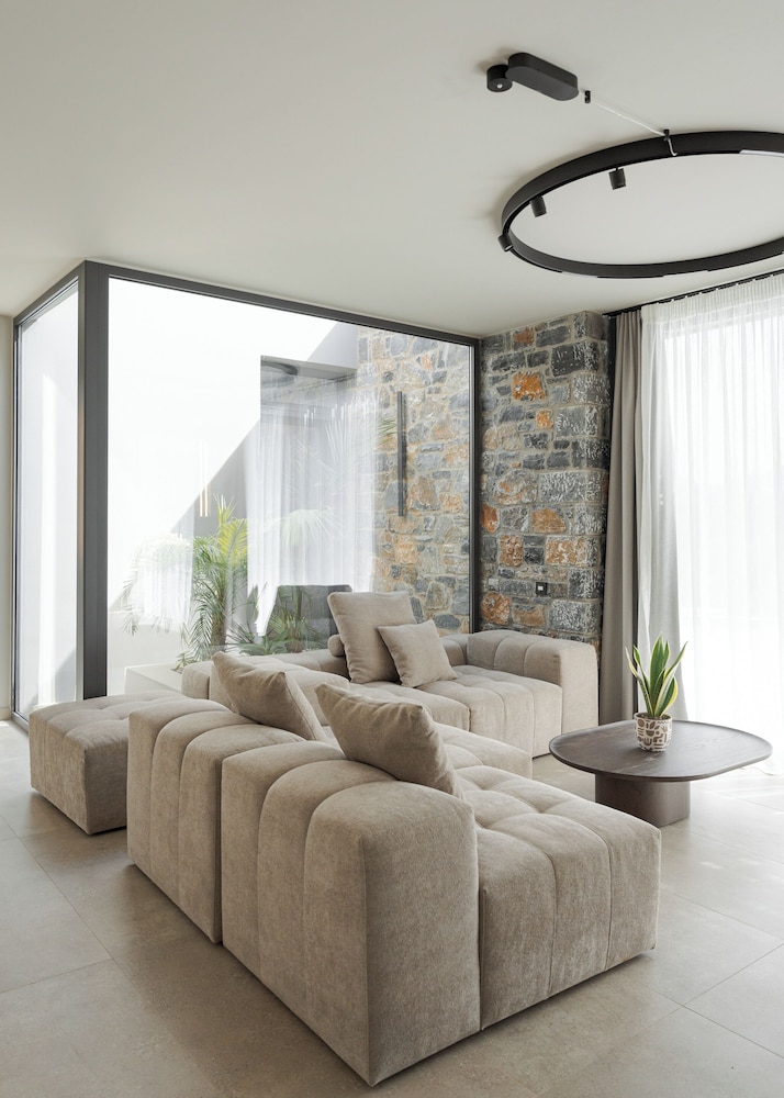 Neromai Cave Luxury Villas