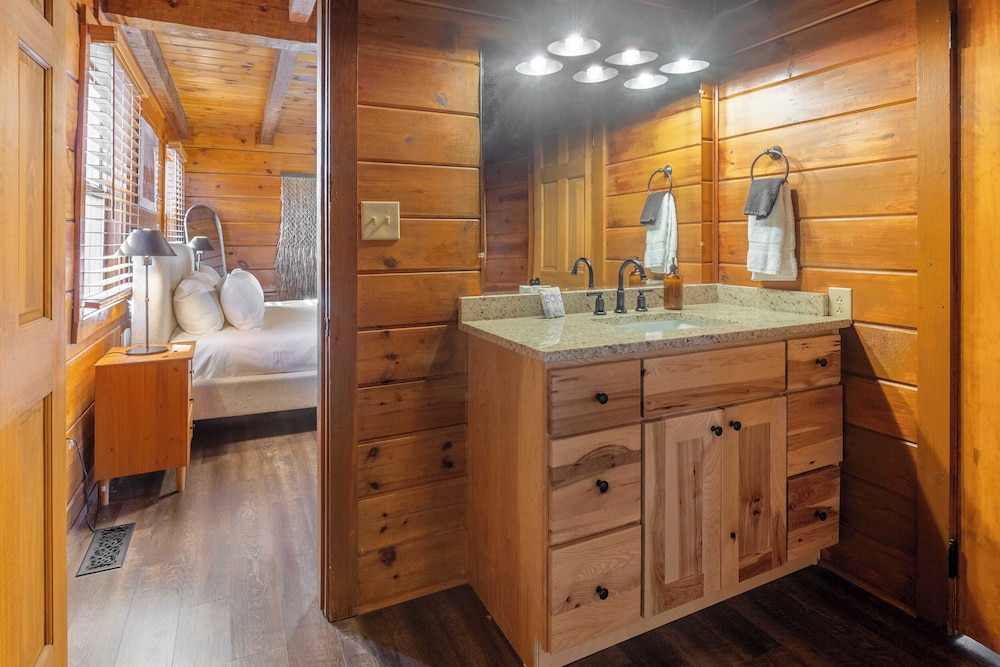 Sleeps 20 3 Cabins w/ Hot Tubs, Game Room, Fire Pit Dudley Trio by Avantstay