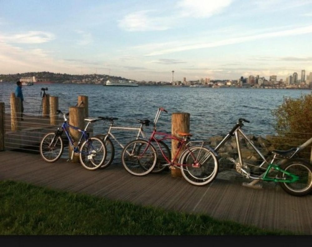 Alki Beach Escape Romantic Waterfront Getaway for 2 Extended Stay