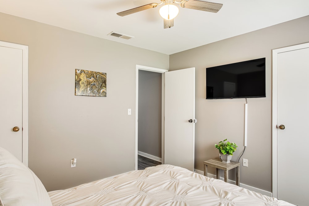 2 Mi to SC State & Claflin: Townhome w/ Patio!