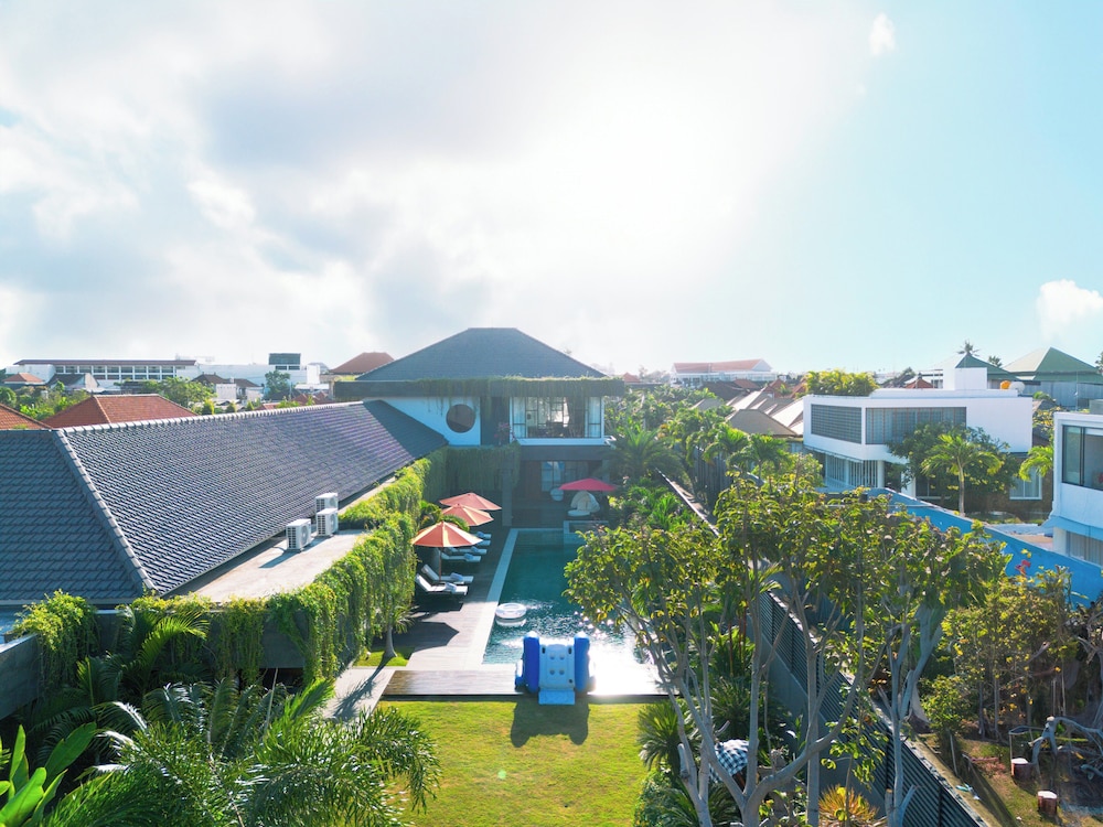 Exquisite 5BR Villa: Premier Luxury in Seminyak