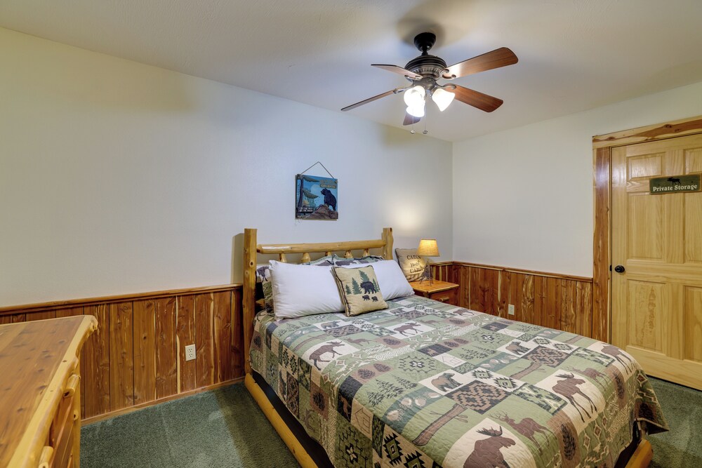 4 Mi to Marina: Cozy Log Cabin in Eureka Springs!