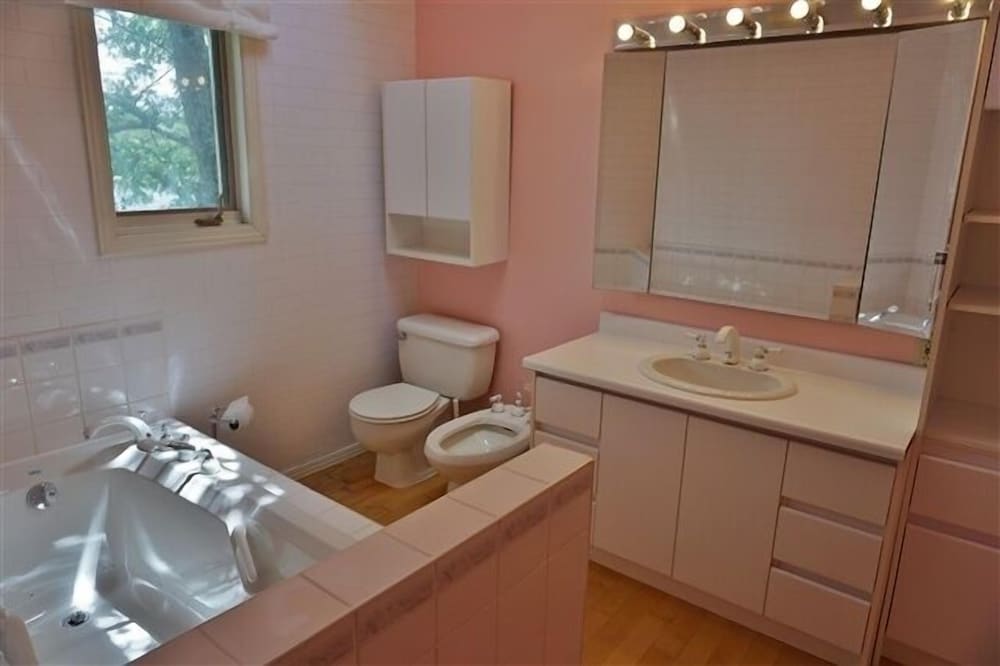 432 Weslemkoon Lake 4 Bedroom Cottage