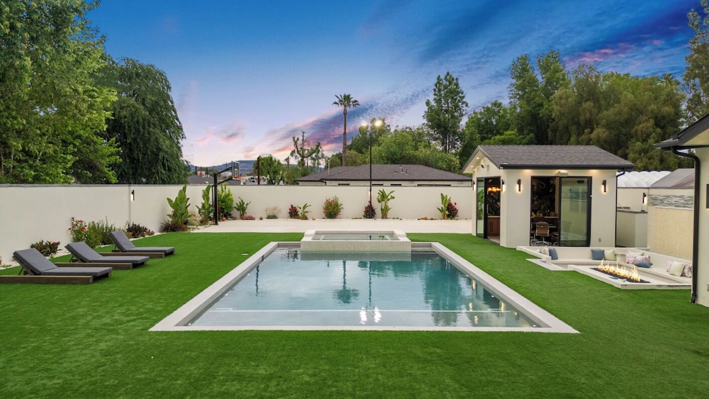 Villa Califa - Resort-style Living w/ Private Pool, Spa & Theater