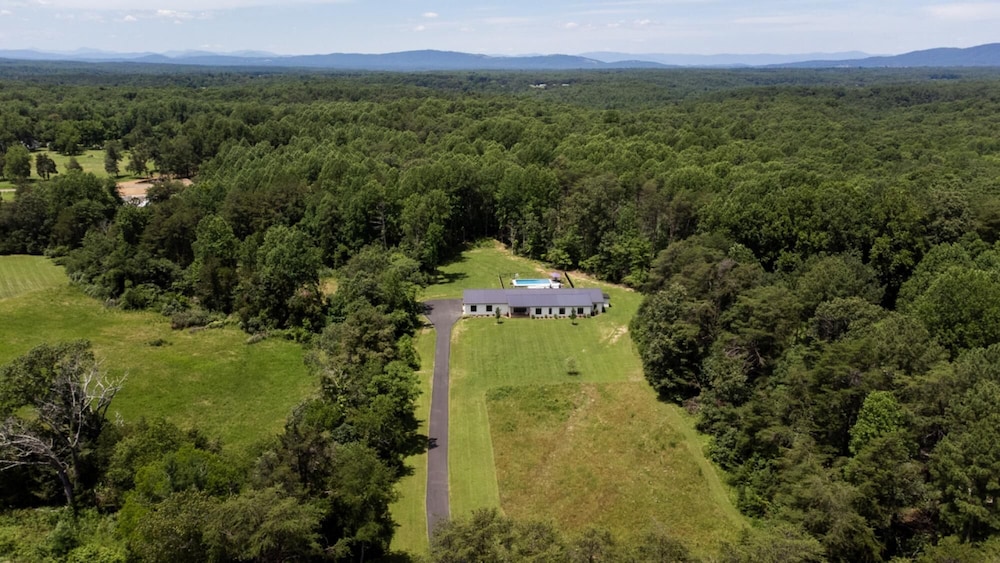 Charlottesville Farmhouse Dream Oasis w Pool view 4