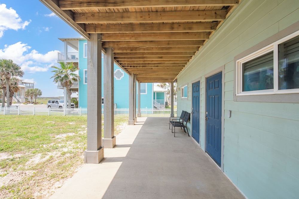 Beach Front Baby Ocean Views, Golf Cart & Pet Friendly!