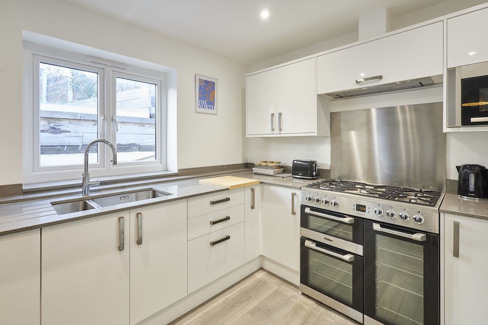 Host Stay Harrow Bothy