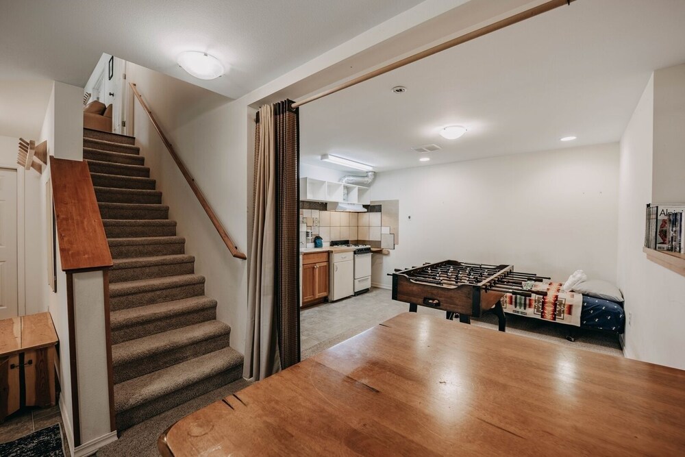 77mbr - Wi-fi - Fireplace - Pets Ok - Bbq 3 Bedroom Cabin by RedAwning