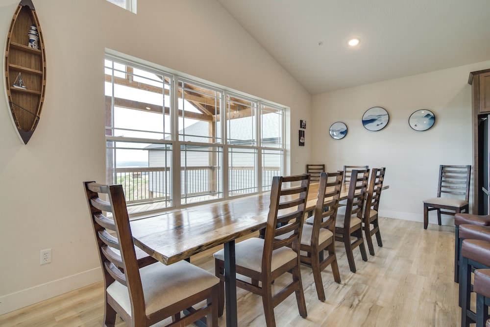 Table Rock Lake View & Games Galore: Family Lodge