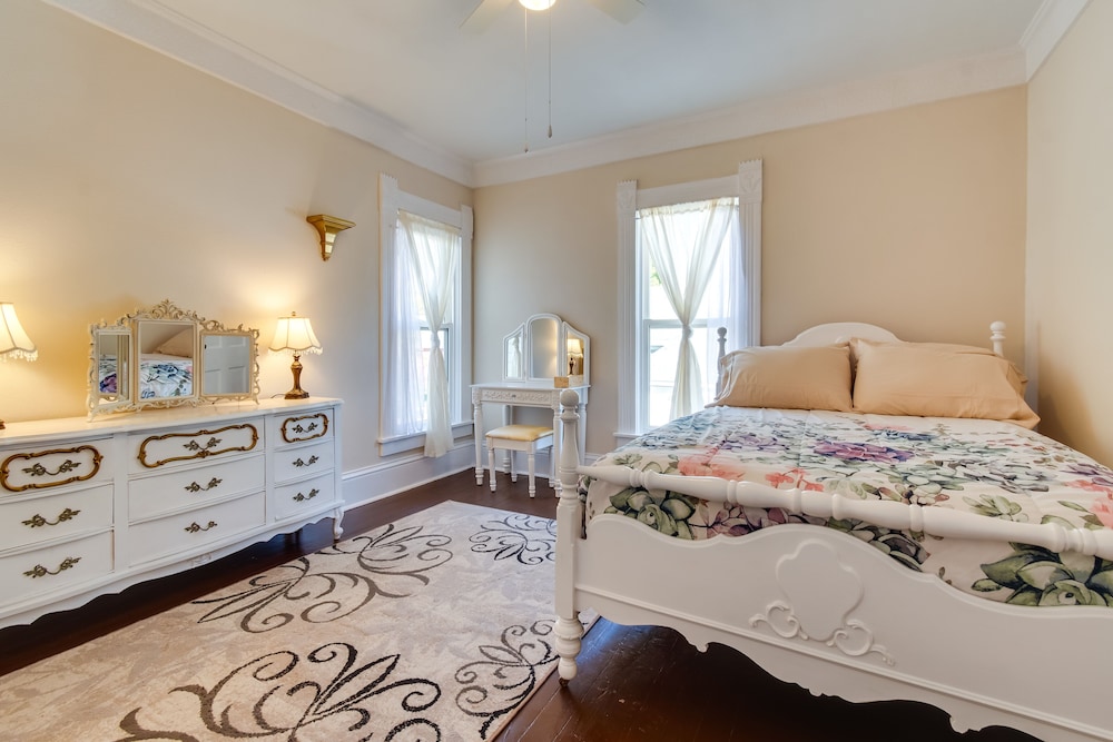 Historic Charleston Home < 1 Mi to University! view 5
