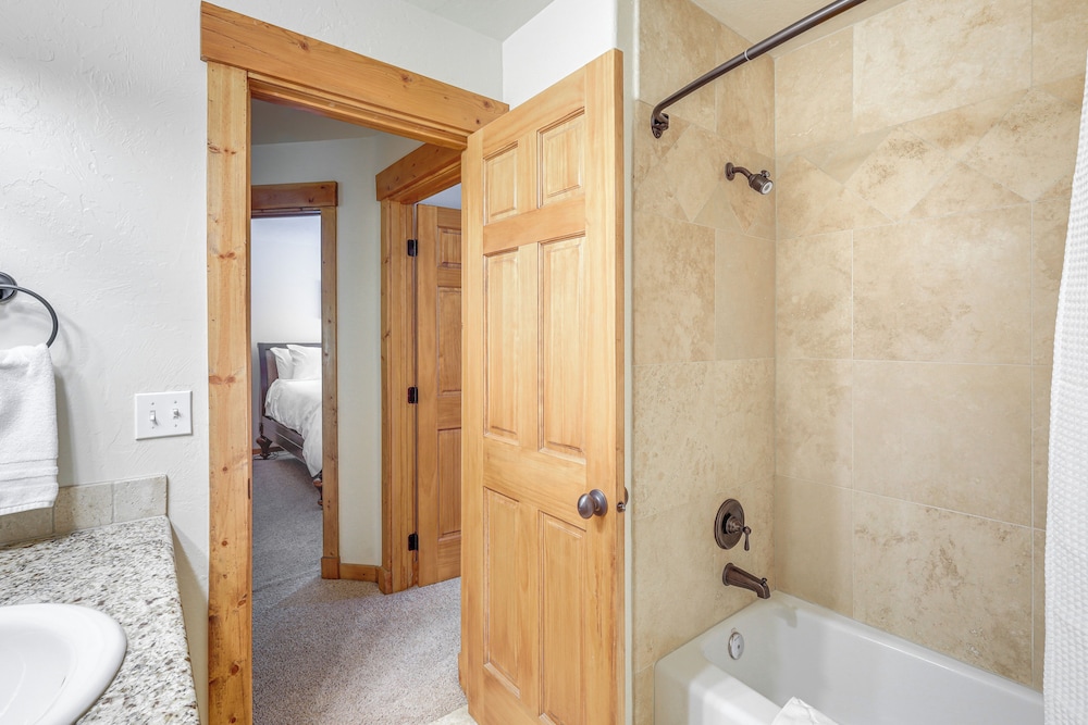 1 Mi to Ponderosa State Park: Condo w/ Pool Access