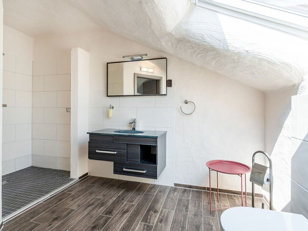 No. 7 Lake View Modern Retreat