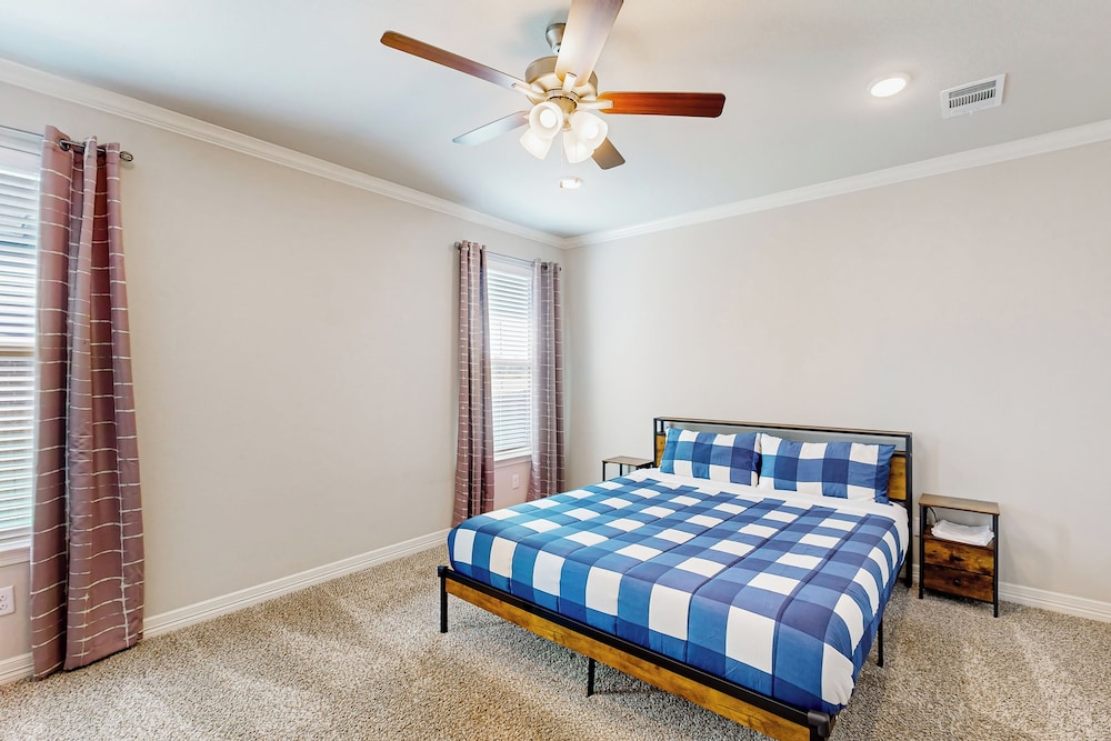3BR Cozy Home w/ Enclosed Backyard & W/D