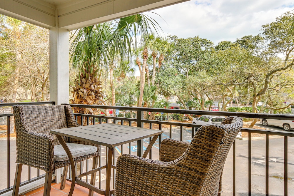 Walk to Coligny Beach Park: Condo w/ Pool Access!