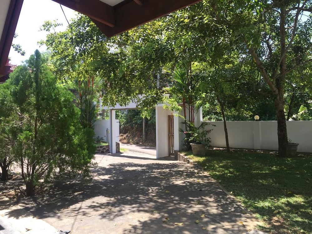 Waves Guest House & Turtle Restaurant