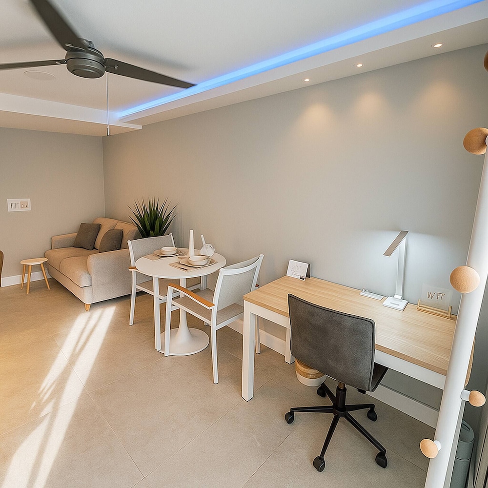 Stylish 1BR Getaway, Jacuzzi, Fireplace, Gym and AC