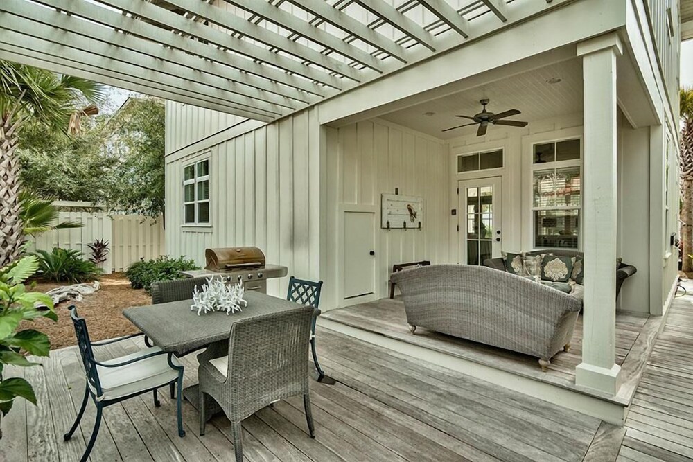 DRIFTWOOD 5 Bedroom Holiday Home by Five Star Properties