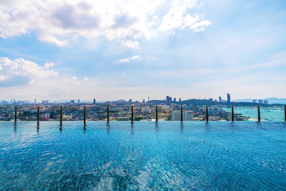 The Base Central Pattaya by Favstay