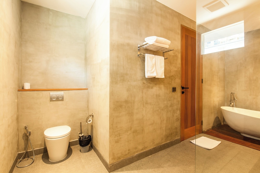 Seaside Escape: 4BR Villa, 190m to Canggu Beach