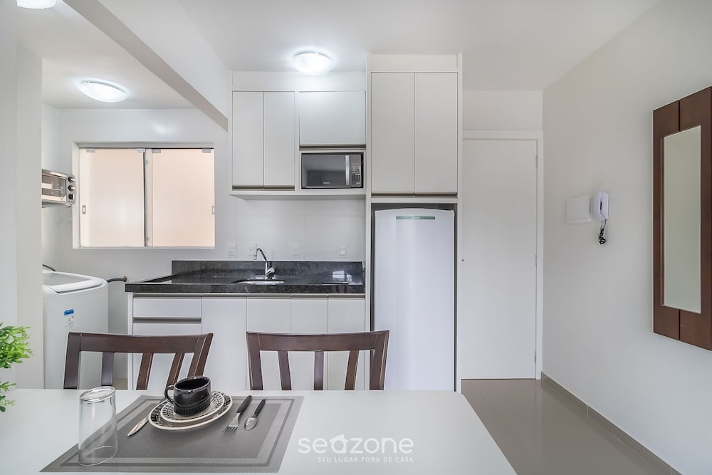 Modern Apartment Near the BC Ferris Wheel Mbh0601