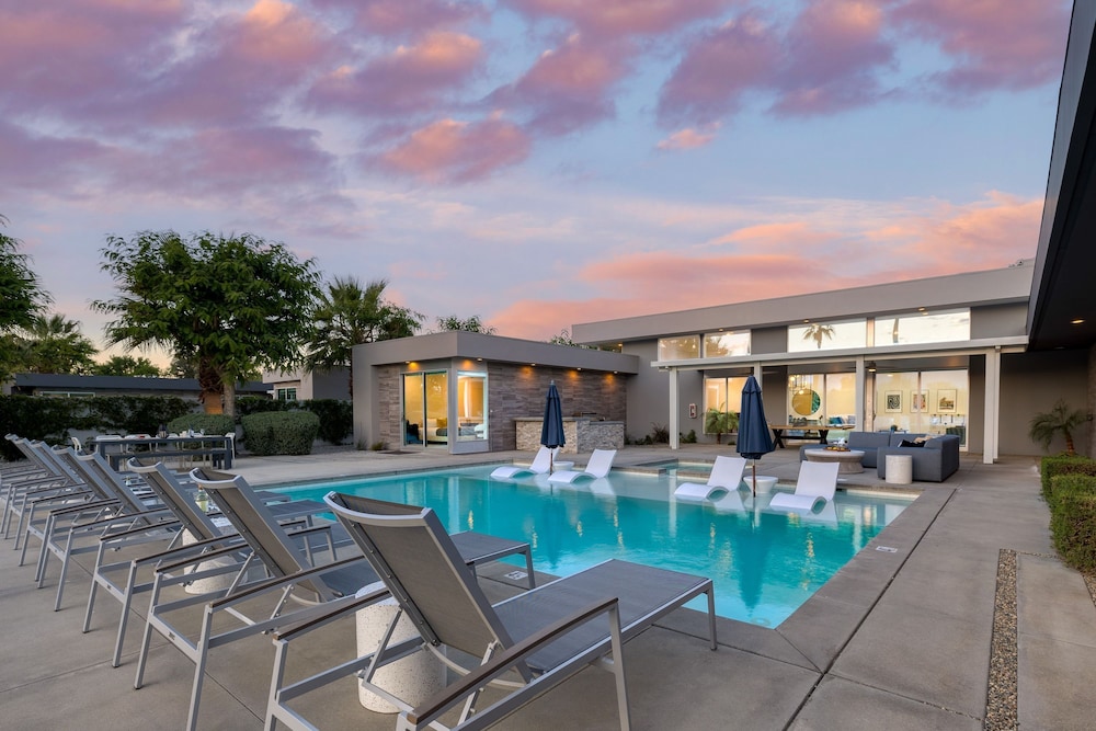 Polo Villa 2 by Avantstay Entertainer s Backyard w Pickleball Court Pool Spa 260314 6 Bedrooms