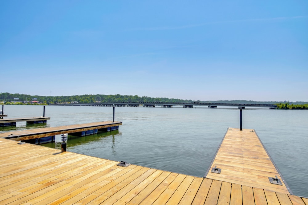 Walk to Marina: Lake Greenwood Retreat w/ Hot Tub
