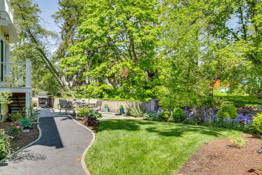 Historic Home Near Downtown Salem: Walk to Capitol view 4