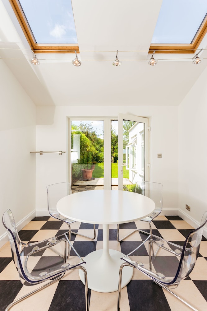 The Queen Edith Place - Lovely 6BDR Home in Secluded Neighbourhood