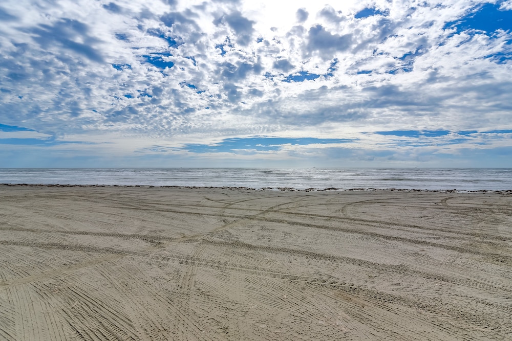 Steps to Beach: Vibrant House in Galveston!
