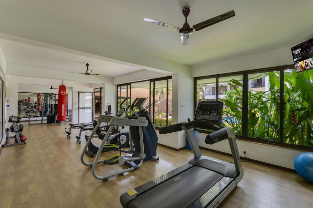 Luxe 1bhk w Pool Sauna 1km to the Beach