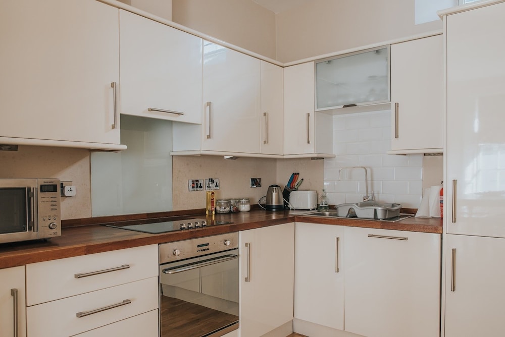 Reizand Apartments, Young St