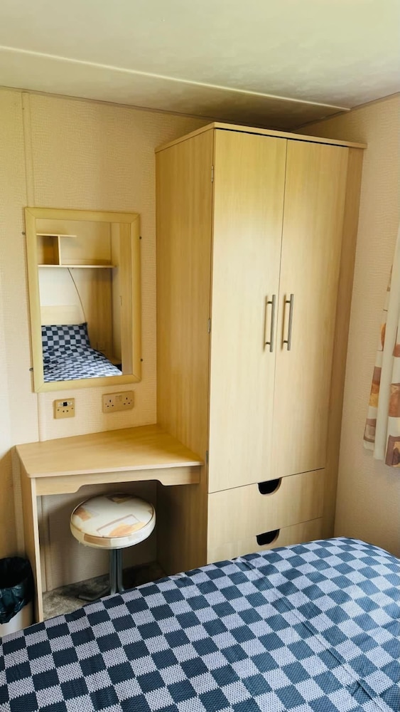 3-bed Carvan, Sleeps 6, Pets & Parking view 4