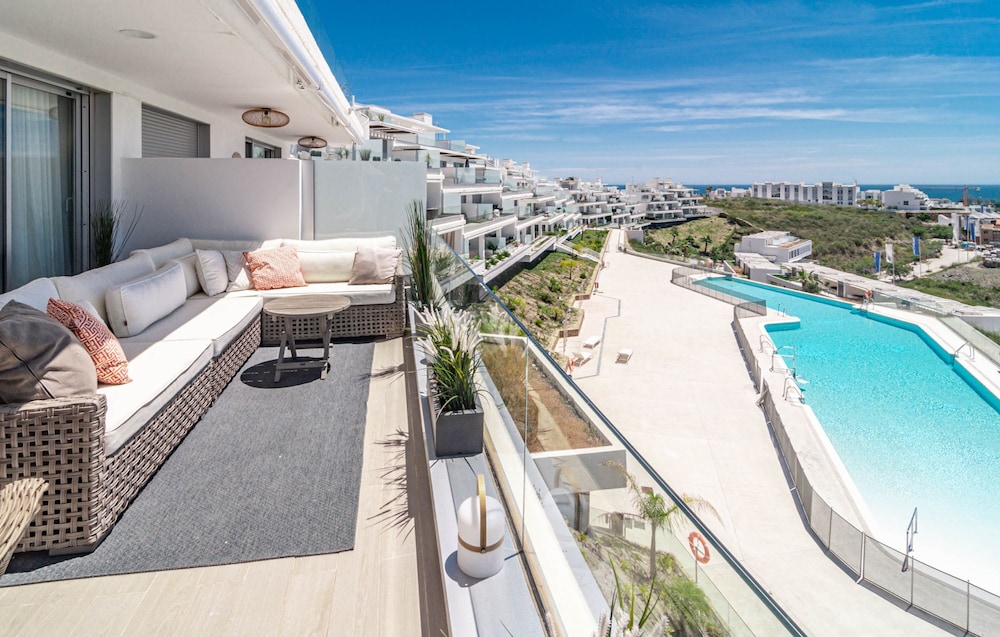 OV2 1B - Bright and Modern 3 Bedroom Apartment