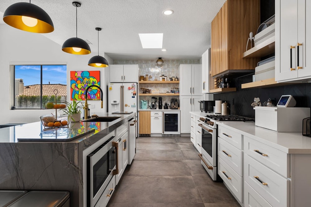 The Lighthouse- Monthly 4 bd 4 bth Pool Spa