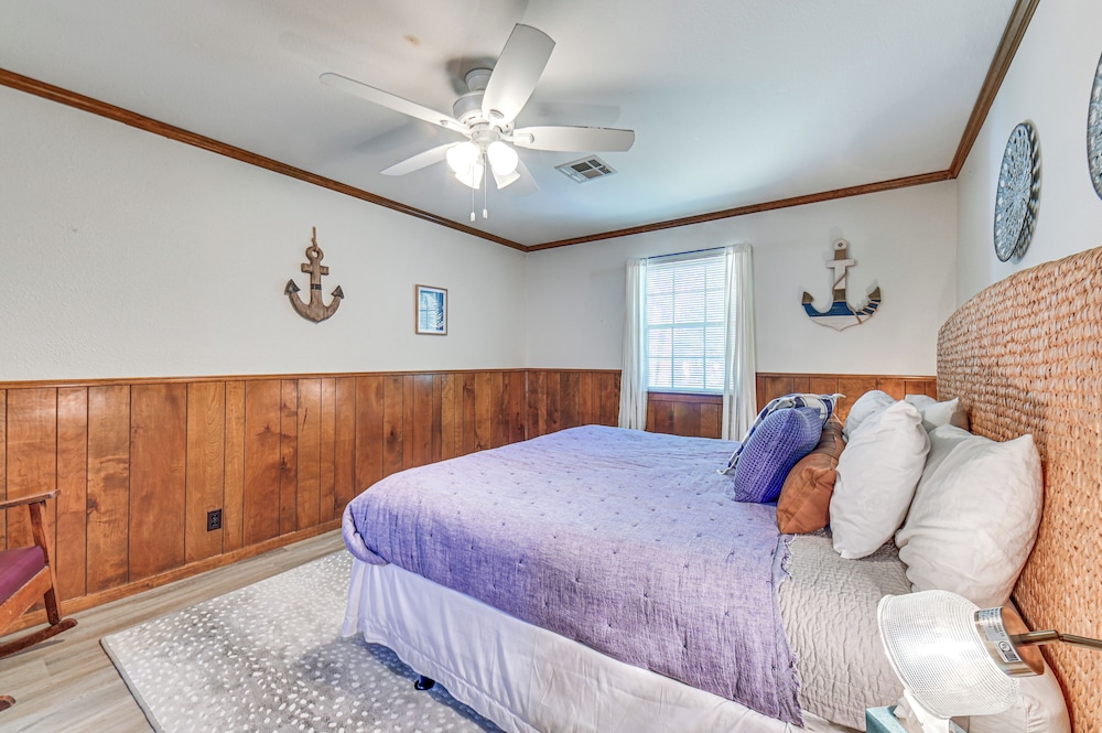 Home w/ Lake Texoma View, Game Room & Bar