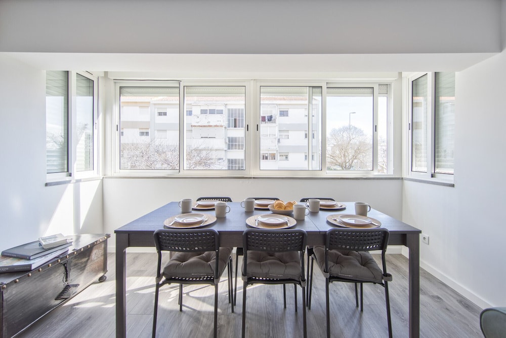 Olivais Modern by Homing
